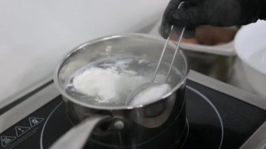 Kavrulmuş yumurtayı ocaktaki kevgir yumurtasından elek ile çıkar. Haşlanmış bir yumurtayı süzgeç ve statik açıdan yüksek açıyla haşlanmış sudan çıkararak haşlanmış yumurtayı kaynatın.. 