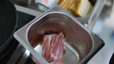 Çiğ pastırma bit pazarı, domuz pastırmalı yumurta pişirme ve açık kahve dükkanındaki kızarmış çöreklere koyma. Kızarmış pastırma