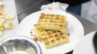 Waffle için karamel pişir Şef kızartma tavasında karamel hazırla. Yüksek kalite 4k görüntü