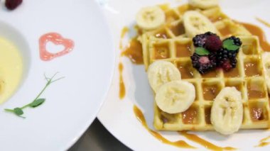 Haşlanmış yumurta, süzme peynir krep ve waffle, otelde kahvaltı. Yüksek kalite 4k görüntü