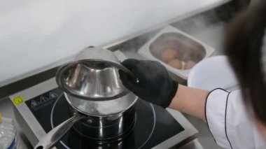 Kavrulmuş yumurtayı ocaktaki kevgir yumurtasından elek ile çıkar. Haşlanmış bir yumurtayı süzgeç ve statik açıdan yüksek açıyla haşlanmış sudan çıkararak haşlanmış yumurtayı kaynatın.. 