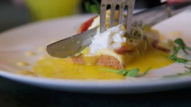 Krema soslu haşlanmış yumurtalı tost. Benedict yumurtası. Beyaz arka planda kahvaltı servisi. Güneşli bir gün. Bakış açısı. yumuşak zoom kamera hareketi. Yüksek kalite