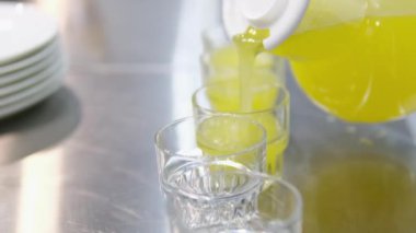 Bardaklara dökülen zehirden arınmak için sağlıklı buzlu limon içeceği. Buzlu limon suyu detoksifikasyon için sağlıklı bir içecektir. Bazıları kokteyl olarak limonlu su içebilir..