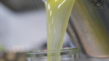 Armut ve kirazlı erikli ev yapımı limonata: yemek kaşığıyla şekeri karıştırmak. Yüksek kalite 4k görüntü