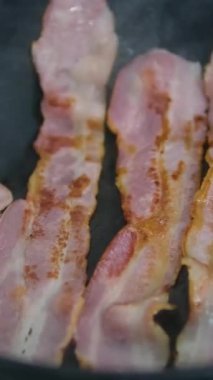 Bit pazarı, kızarmış pastırma yumurtası pişirmek ve açık kahve dükkanındaki kızarmış çöreklerin içine koymak. Kızarmış pastırma