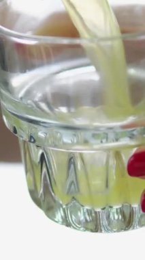 Taze yaz kokteyli yapıyorum. Bardağa karbonatlı su dökmek. Ağır çekim. limon ve limon dilimleri. Nane, ferahlatıcı soda tonik. Soğuk mojito limonata, köpüklü soda, bardak.. 