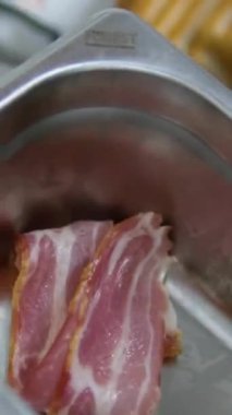 Çiğ pastırma bit pazarı, domuz pastırmalı yumurta pişirme ve açık kahve dükkanındaki kızarmış çöreklere koyma. Kızarmış pastırma