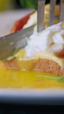 Krema soslu haşlanmış yumurtalı tost. Benedict yumurtası. Beyaz arka planda kahvaltı servisi. Güneşli bir gün. Bakış açısı. yumuşak zoom kamera hareketi. Yüksek kalite