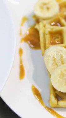 Haşlanmış yumurta, süzme peynir krep ve waffle, otelde kahvaltı. Yüksek kalite 4k görüntü