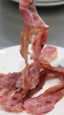 Bit pazarı, kızarmış pastırma yumurtası pişirmek ve açık kahve dükkanındaki kızarmış çöreklerin içine koymak. Kızarmış pastırma