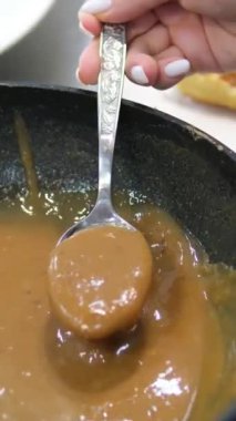 Waffle için karamel pişir Şef kızartma tavasında karamel hazırla. Yüksek kalite 4k görüntü