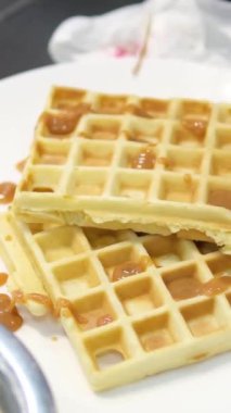 Waffle için karamel pişir Şef kızartma tavasında karamel hazırla. Yüksek kalite 4k görüntü
