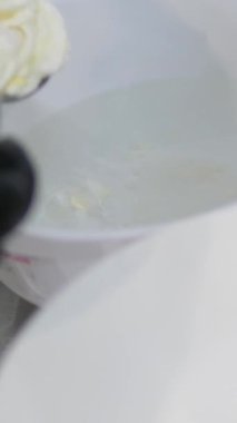 Kahvaltıda. Aşçı kıyafetli kadın bir aşçı ahşap bir masaya yumurta koyar. Kamera hareketi modern kız ekmeğe omlet ekliyor sabah tostu için yeni bir tarif kullanıyor, sahanda yumurta. 4k