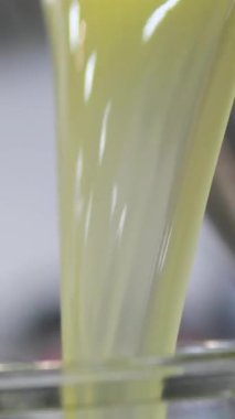 Armut ve kirazlı erikli ev yapımı limonata: yemek kaşığıyla şekeri karıştırmak. Yüksek kalite 4k görüntü