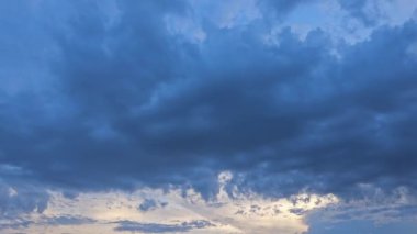 Fırtınadan önceki karanlık gökyüzü ve yağmurdan önceki dramatik kara bulut. Yüksek kalite 4k görüntü
