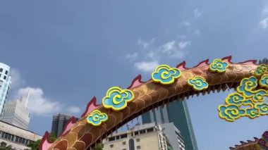 Yeni yılda Doğu Vietnam 'ın orta kesimindeki Ho Chi Minh City' de tahta yapı sokak dekorasyonu ejderhası. Yüksek kalite 4k görüntü