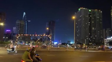 Vietnam 'daki Ho Chi Minh Şehri gökdelen gece hayatı, yerleşim yerleri, sanayi bölgeleri, Exteriors, Bridges, arabalar, gece. Yüksek kalite 4k görüntü