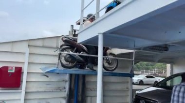 Bir feribot yolculuğuna motosikletle çıkmak, Superdong Ekspres Teknesi, Bai Vong Limanı, Phu Quoc Adası, Vietnam Phu Quoc Adası, 08.28.2024 