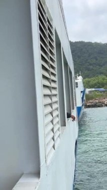 feribot yolculuğu Superdong Ekspres Teknesi Bai Vong limanına yanaştı Phu Quoc Adası Vietnam Phu Quoc Adası 08.28.2024 