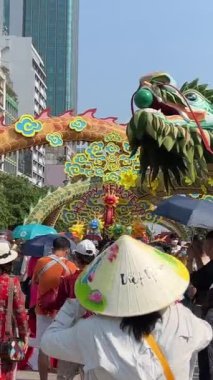 İnsanlar sokakta yürürken Tet Yeni Yıl Dekorasyonunu Nguyen 'de Geleneksel Ejderha Çiçek Sokağı Festivali ile kutluyorlar. Ho Chi Minh Şehri, Vietnam 02.10.2024