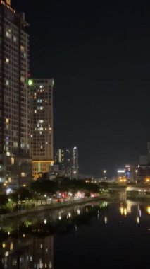 Vietnam 'daki Ho Chi Minh Şehri gökdelen gece hayatı, yerleşim yerleri, sanayi bölgeleri, Exteriors, Bridges, arabalar, gece. Yüksek kalite 4k görüntü