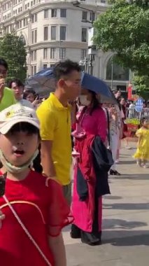 İnsanlar sokakta yürürken Tet Yeni Yıl Dekorasyonunu Nguyen 'de Geleneksel Ejderha Çiçek Sokağı Festivali ile kutluyorlar. Ho Chi Minh Şehri, Vietnam 02.10.2024