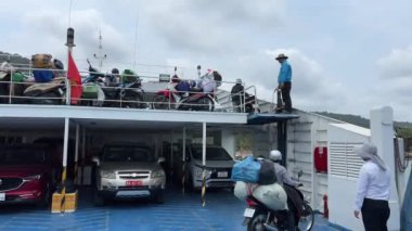 Motosikletleri ikinci kattaki Superdong Ekspres Teknesine yerleştirin Bai Vong Limanı Phu Quoc Adası 'na yanaşın Vietnam Phu Quoc Adası 08.28.2024 