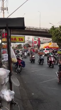 Ho Chi Minh şehri Ho Chi Minh City 07.26.2024 'te çok sayıda motosikletli, motorlu, motorlu, arabalı ve ağır hareket halindeki trafiğin yüksek kalitede ücretsiz en iyi stok görüntüleri.