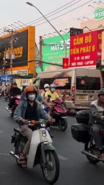 Ho Chi Minh şehri Ho Chi Minh City 07.26.2024 'te çok sayıda motosikletli, motorlu, motorlu, arabalı ve ağır hareket halindeki trafiğin yüksek kalitede ücretsiz en iyi stok görüntüleri.