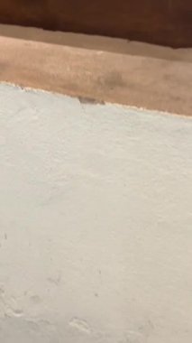 Vietnam 'da bir kafeye yalınayak girmek. Ho Chi Minh şehrinin girişinde bir sürü ayakkabı var. 07.26.2024