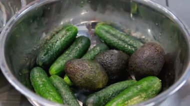 Bir kasede salatalık ve avokado. Yüksek kalite 4k görüntü