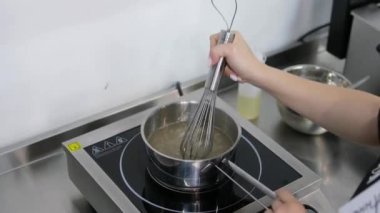 Genç bir kadın sıcak suda çorba pişiriyor. Sağlıklı beslenme, evde yemek pişirme, sıcak buharlı tencere suyu pişirme. Yüksek kalite 4k görüntü