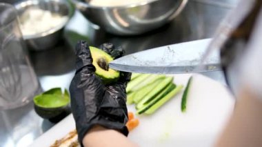 Avokadodan çukuru çıkar. Avokado 'yu avokadoya hazırlamadan önce onu çıkarıyorum.
