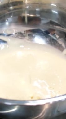 Fırçayla birlikte tencerede taze Hollandaise sosu. Yüksek kalite 4k görüntü