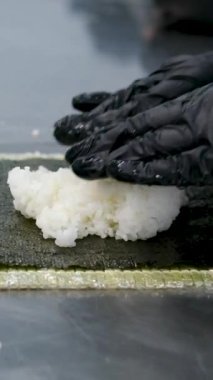 Avokado dilimleri Norveç yosunlarının üzerindeki krem peynirin üzerine konur. Yüksek kalite 4k görüntü