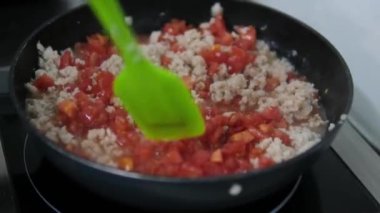 Biftek lazanyası, adım adım. Krem peynir tabakası. Video, ön manzara, kadın elleri, mermer mutfak masası arka planı. Adım adım lazanya pişiriyorum.