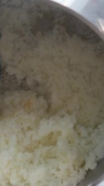 Millet, son derece besleyici taze organik mısır gevreğidir. Salata tabağında sağlıklı bir organiktir. Şefin, serinlemek ve sütle servis etmek için sıcak kaynamış darı tohumu çekmesinin eli. Yüksek kalite 4k görüntü