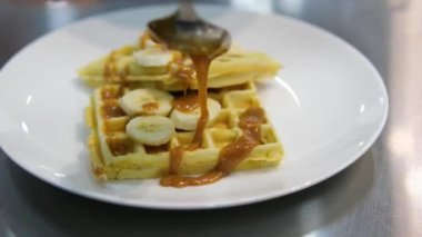 Ekstra derin cepleri ve beyaz arka planda izole edilmiş karamel kaplamalı gerçek Belçika waffle 'ı..