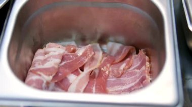 Pastırmayı tavada kızart. Bir dilim domuz pastırması kendi yağında hazırlanır. Et ve domuz yağı katmanı. Mutfağı kapatın. Yüksek kalite 4k görüntü