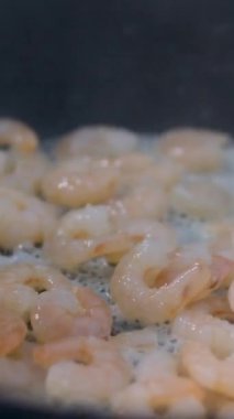 Sağlıklı yemek hazırlama, deniz ürünleri pişirme, iş yerinde şef yaşam tarzı, duvar kağıdı pişirme karidesi. Yüksek kalite 4k görüntü