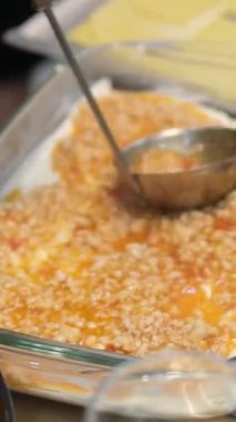 Biftek lazanyası, adım adım. Krem peynir tabakası. Video, ön manzara, kadın elleri, mermer mutfak masası arka planı. Adım adım lazanya pişiriyorum.