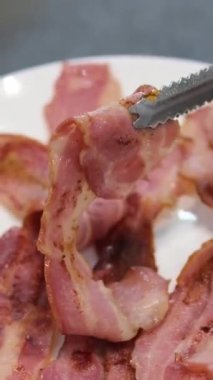 Pastırmayı tavada kızart. Bir dilim domuz pastırması kendi yağında hazırlanır. Et ve domuz yağı katmanı. Mutfağı kapatın. Yüksek kalite 4k görüntü