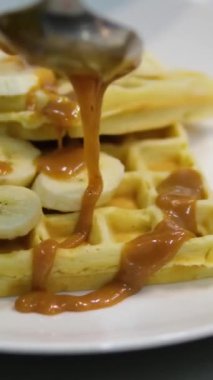 Ekstra derin cepleri ve beyaz arka planda izole edilmiş karamel kaplamalı gerçek Belçika waffle 'ı..