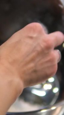 Kirli bulaşıklarla dolu bir lavaboda elleri temizler. Erkek Eller Kirli Tavayı Yıkar, Bulaşıklar Mutfak Lavabosunda. Ağır çekimde çekilmiş. Yüksek kalite 4k görüntü