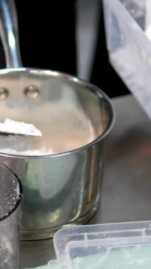 Bir tencereye un dök. Tavaya nişasta ekle. Yüksek kalite 4k görüntü