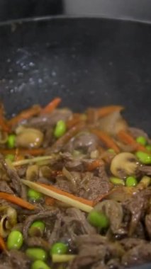Bezelye fasulyeli havuç kızartma tavasında Tayland yemeği vermicelli wok. Yüksek kalite 4k görüntü