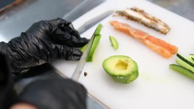 Mutfakta taze avokado kesen kadın ellerinin yakın çekimi. Avokadoyu kes. Yüksek kalite 4k görüntü