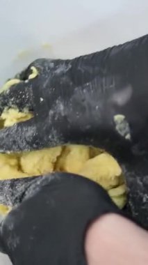 Biftek lazanyası, adım adım. Krem peynir tabakası. Video, ön manzara, kadın elleri, mermer mutfak masası arka planı. Adım adım lazanya pişiriyorum.