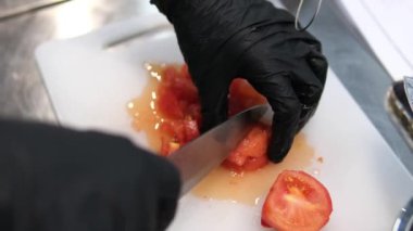 Biftek lazanyası, adım adım. Krem peynir tabakası. Video, ön manzara, kadın elleri, mermer mutfak masası arka planı. Adım adım lazanya pişiriyorum.