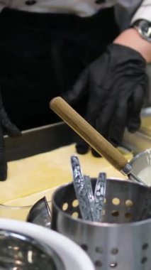 Biftek lazanyası, adım adım. Krem peynir tabakası. Video, ön manzara, kadın elleri, mermer mutfak masası arka planı. Adım adım lazanya pişiriyorum.